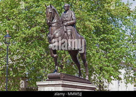 London, Westminster. La statua equestre del maresciallo di campo Earl Haig in Whitehall Foto Stock