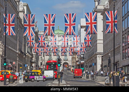 London, Westminster. Unione bandiere decorare Lower Regent Street prima del Royal Wedding di 2018 Foto Stock