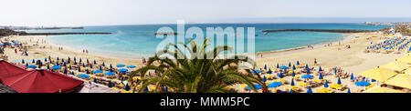 Vista panoramica di Playa Dorada Beach nel sud dell'isola di Lanzarote, Isole Canarie Foto Stock