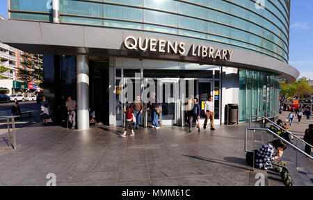 La Queens Library di Flushing, Queens, New York. Foto del punto vendita di New York di una biblioteca pubblica nel centro di Flushing. 法拉盛, 法拉盛華埠, 華裔美國人, 紐約 Foto Stock