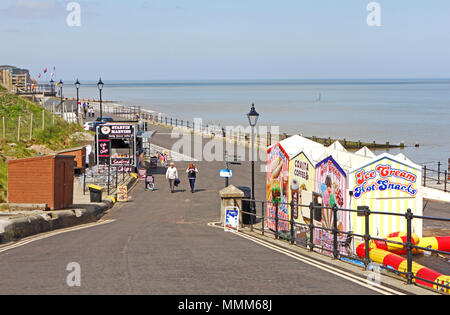 Una vista del pendio di accesso alla promenade presso il North Norfolk località balneare di Cromer, Norfolk, Inghilterra, Regno Unito, Europa. Foto Stock