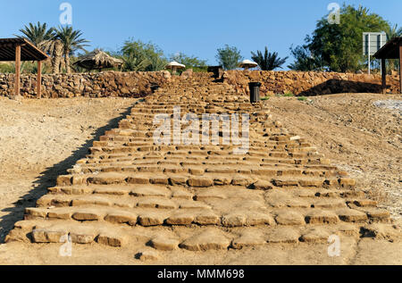 Vecchio lunga scalinata di circa conci di arenaria che conduce alla spiaggia del Mar Morto in Giordania. medio oriente Foto Stock