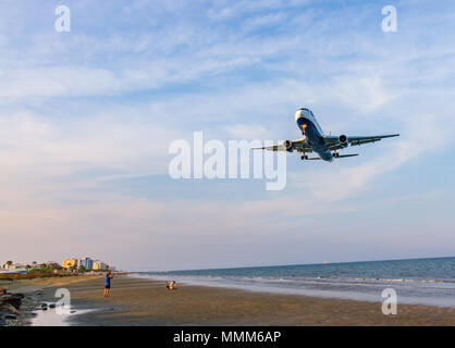 Larnaca, Cipro - 29 Aprile 2018: British Airways Boeing 767 su McKenzie beach prima di atterrare all'Aeroporto Internazionale di Larnaca fotografato Foto Stock