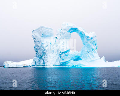 Arco di iceberg arenarsi in Pleneau Bay come parte di iceberg cimitero, a sud del canale di Lemaire ovest della penisola antartica, Antartide Foto Stock