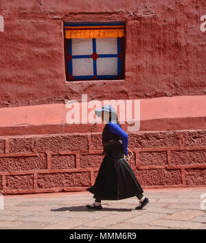 Pellegrino tibetano passeggiate kora cerchi intorno al santo Bakong scrittura Stampa Monastero a Dege, Sichuan, in Cina Foto Stock