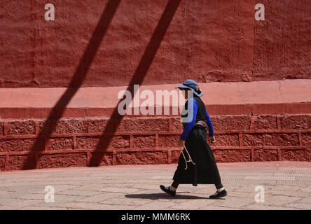 Pellegrino tibetano passeggiate kora cerchi intorno al santo Bakong scrittura Stampa Monastero a Dege, Sichuan, in Cina Foto Stock