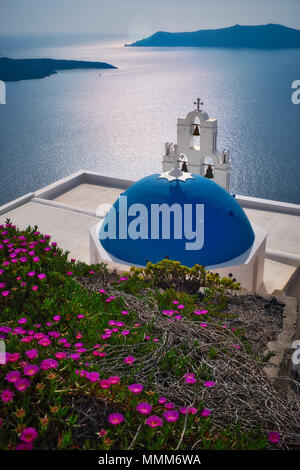 Foto di tre campane di Fira di Santorini Foto Stock