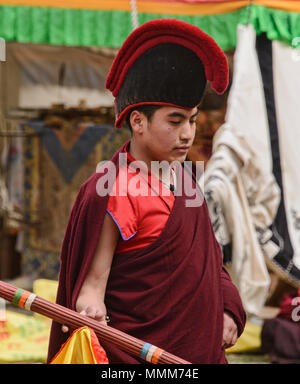 Sakya Red Hat monaci alla purificazione Jinganqumo festival in Dege, Sichuan, in Cina Foto Stock