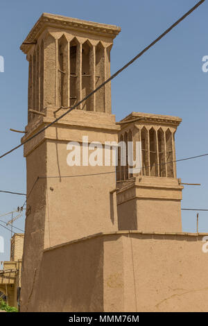 Badgirs sul tetto della vecchia casa in Yazd, Iran Foto Stock