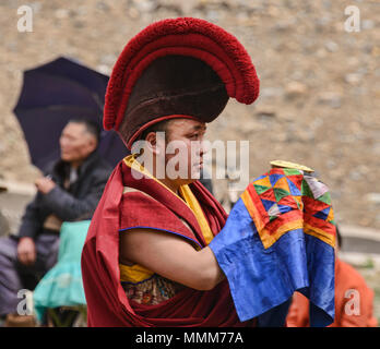 Sakya Red Hat monaci alla purificazione Jinganqumo festival in Dege, Sichuan, in Cina Foto Stock