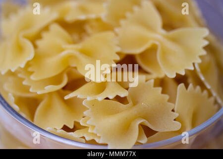 Di pasta a forma di arco in un vasetto di vetro Foto Stock