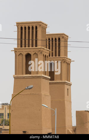 Badgirs sul tetto della vecchia casa in Yazd, Iran Foto Stock