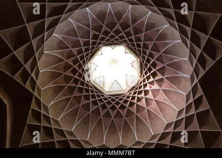 Vista dentro la struttura sotto il windcatcher di Dowlat Abad giardino, in Yazd, Iran Foto Stock