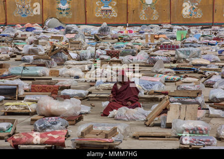 Monaco tibetano sulla sua piattaforma di meditazione, Yarchen Gar, Sichuan, in Cina Foto Stock