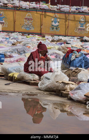 Il Tibetano nun sulla sua piattaforma di meditazione, Yarchen Gar, Sichuan, in Cina Foto Stock