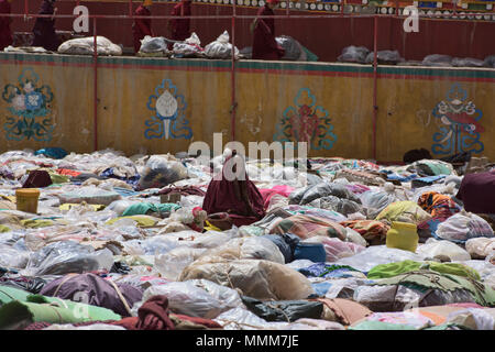 Monaco tibetano sulla sua piattaforma di meditazione, Yarchen Gar, Sichuan, in Cina Foto Stock