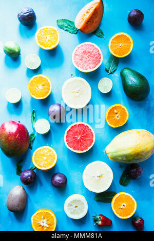 Frutta estiva sfondo, vista dall'alto di frutta estiva , ingredien smoothie ,assortimento di agrumi su uno sfondo blu, vista dall'alto,l'avocado, arance, gr Foto Stock