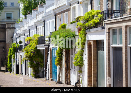 LONDON, Regno Unito - 10 Maggio 2018: Holland Park Mews è un acciottolate attraverso la strada si avvicinò attraverso il proprio arco off Holland Park nel Royal Borough of Kens Foto Stock
