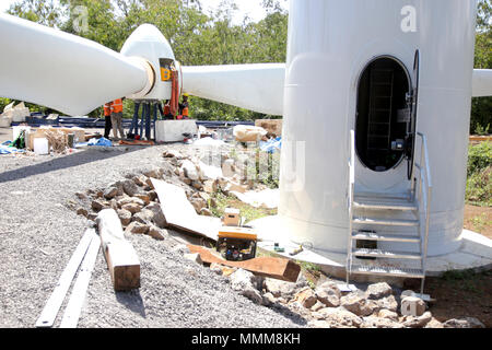 La première éolienne centrale du pays à Bras-d'Eau. Il a ainsi annoncé la mise en opération de plusieurs fermes photovoltaïques. Foto Stock