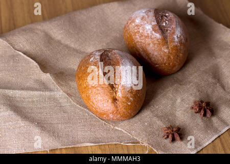 Pane appena sfornato il pane fatto in casa spolverata di farina Foto Stock