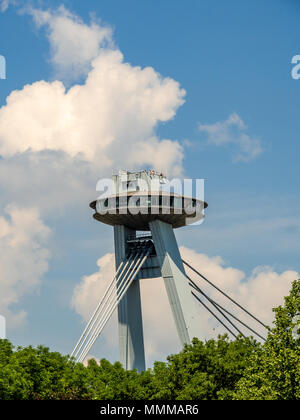 Ponte di SNP pilone con UFO Observation Deck a Bratislava, in Slovacchia Foto Stock