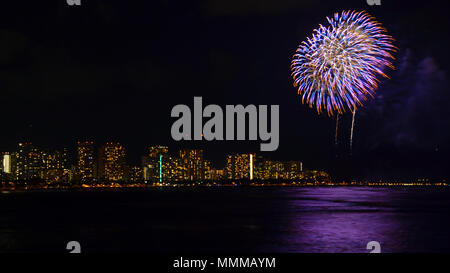 Fuochi d'artificio di American Independence Day, 4 luglio, visto dal Kewalo Basin, Honolulu Oahu, Hawaii, STATI UNITI D'AMERICA Foto Stock