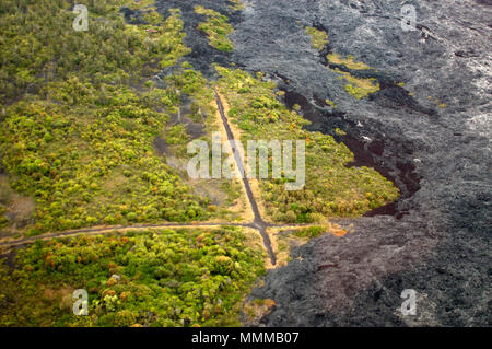 Il bivio inghiottito da un flusso di lava dal vulcano Kilauea, Kalapana, Big Island, Hawaii, STATI UNITI D'AMERICA Foto Stock