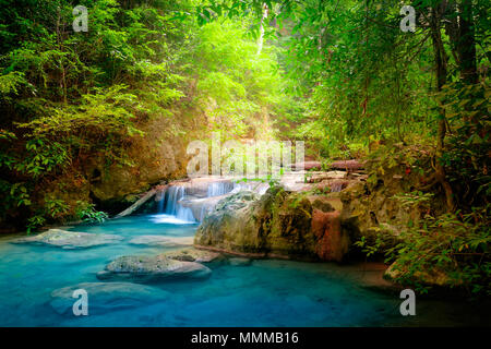 Paesaggio Jangle con flusso di acque turchesi di Erawan Cascata Waterfall al deep foresta pluviale tropicale. Parco nazionale di Kanchanaburi, Thailandia Foto Stock