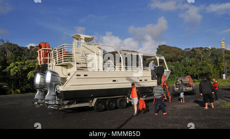 Lava tour in barca sulla terra, Kalapana, Big Island, Hawaii, STATI UNITI D'AMERICA Foto Stock