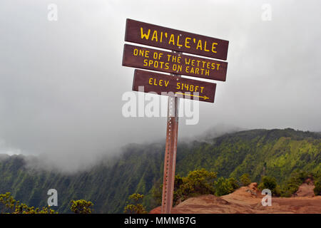 Segno a valle Kalalau Lookout che mostra la direzione del Monte Waialeale, Kauai, Hawaii, STATI UNITI D'AMERICA Foto Stock