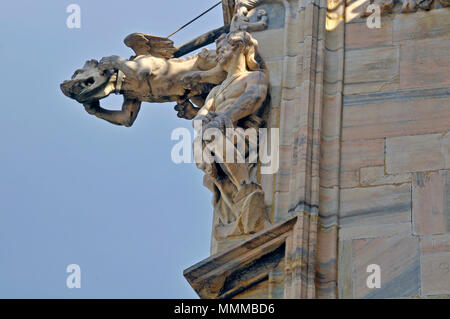 Gargoyle decorazione sul tetto del Duomo di Milano, Italia Foto Stock