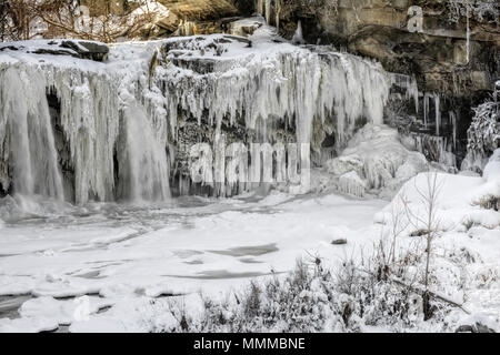 Foto di West cade Elyria Ohio durante l'inverno. Questa cascata è in Elyria Ohio e si trasforma in un paradiso per gli sport invernali di sculture di ghiaccio. Foto Stock