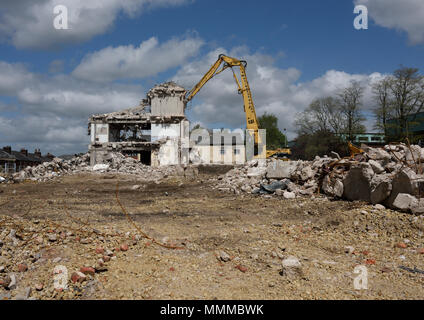 Demolizione controllata di edifici in cemento armato a più piani utilizzando Caterpillar Escavatore idraulico a portata elevata da 350L sul sito di demolizione di Bury regno unito Foto Stock