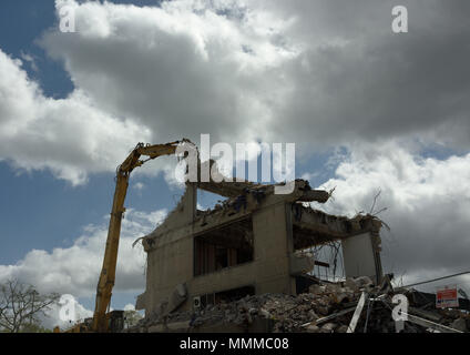 Demolizione controllata di edifici in cemento armato a più piani utilizzando Caterpillar Escavatore idraulico a portata elevata da 350L sul sito di demolizione di Bury regno unito Foto Stock