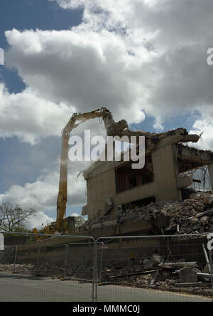 Demolizione controllata di edifici in cemento a più piani con Caterpillar 350L escavatore idraulico da demolizione ad alta portata sul sito di demolizione di bury regno unito Foto Stock