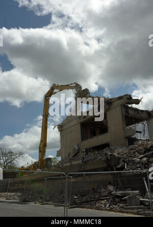 Demolizione controllata di edifici in cemento a più piani con Caterpillar 350L escavatore idraulico da demolizione ad alta portata sul sito di demolizione di bury regno unito Foto Stock