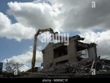 Demolizione controllata di edifici in cemento armato a più piani utilizzando Caterpillar Escavatore idraulico a portata elevata da 350L sul sito di demolizione di Bury regno unito Foto Stock