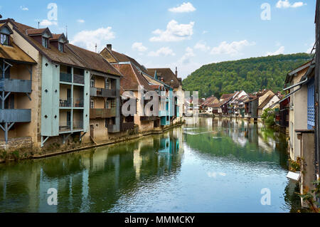 Ornans Cityscape oltre fiume Loue - Doubs - Francia Foto Stock