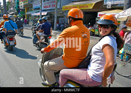 Scooter il traffico sulle strade di Ho Chi Minh City o Saigon Vietnam Foto Stock