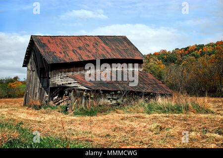 Il vecchio fienile che si sta disgregando. Parte del paesaggio rurale di Ohio. Foto Stock