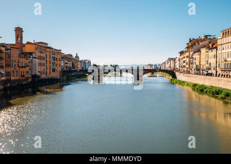 Edifici europei e il fiume Arno a Firenze, Italia Foto Stock