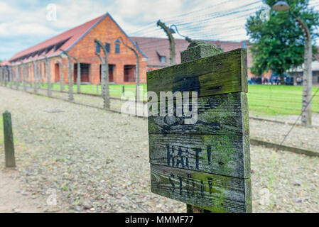 Auschwitz, Polonia - Agosto 12, 2017: campo di concentramento di Auschwitz close-up segno di avvertimento sulla linea di pericolo di morte Foto Stock