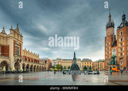Bella vista da cartolina Cracovia la piazza principale in condizioni di tempo piovoso Foto Stock