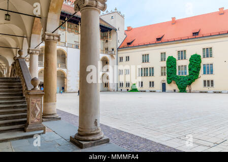 Cracovia in Polonia - Agosto 13, 2017: cortile del castello reale di Wawel a Cracovia Foto Stock