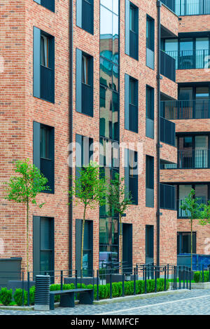 Bella mattone moderno edificio a più piani in città europea Foto Stock