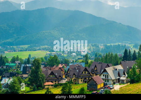 Moderne ville nella valle della montagna in Polonia, Zakopane Foto Stock