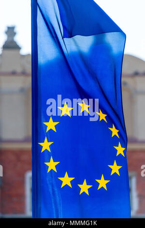 Close-up la bandiera dell'Unione europea che fluttua nel vento Foto Stock