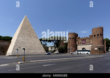 La Piramide di Caio Cestio e le torri gemelle a Porta San Paolo a Roma quartiere Testaccio. La Piramide (Piramide di Caio Cestio) era bu Foto Stock