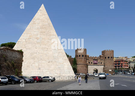 La Piramide di Caio Cestio e le torri gemelle a Porta San Paolo a Roma quartiere Testaccio. La Piramide (Piramide di Caio Cestio) era bu Foto Stock