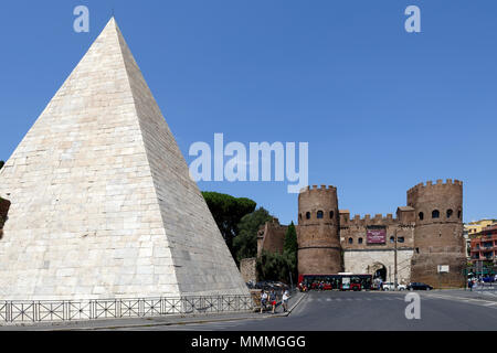 La Piramide di Caio Cestio e le torri gemelle a Porta San Paolo a Roma quartiere Testaccio. La Piramide (Piramide di Caio Cestio) era bu Foto Stock